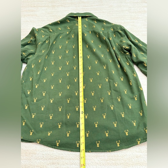 Duluth Untucked Relaxed Fit Button Down Shirt, Deer Head Graphics, Men’s Size M - Picture 11 of 13